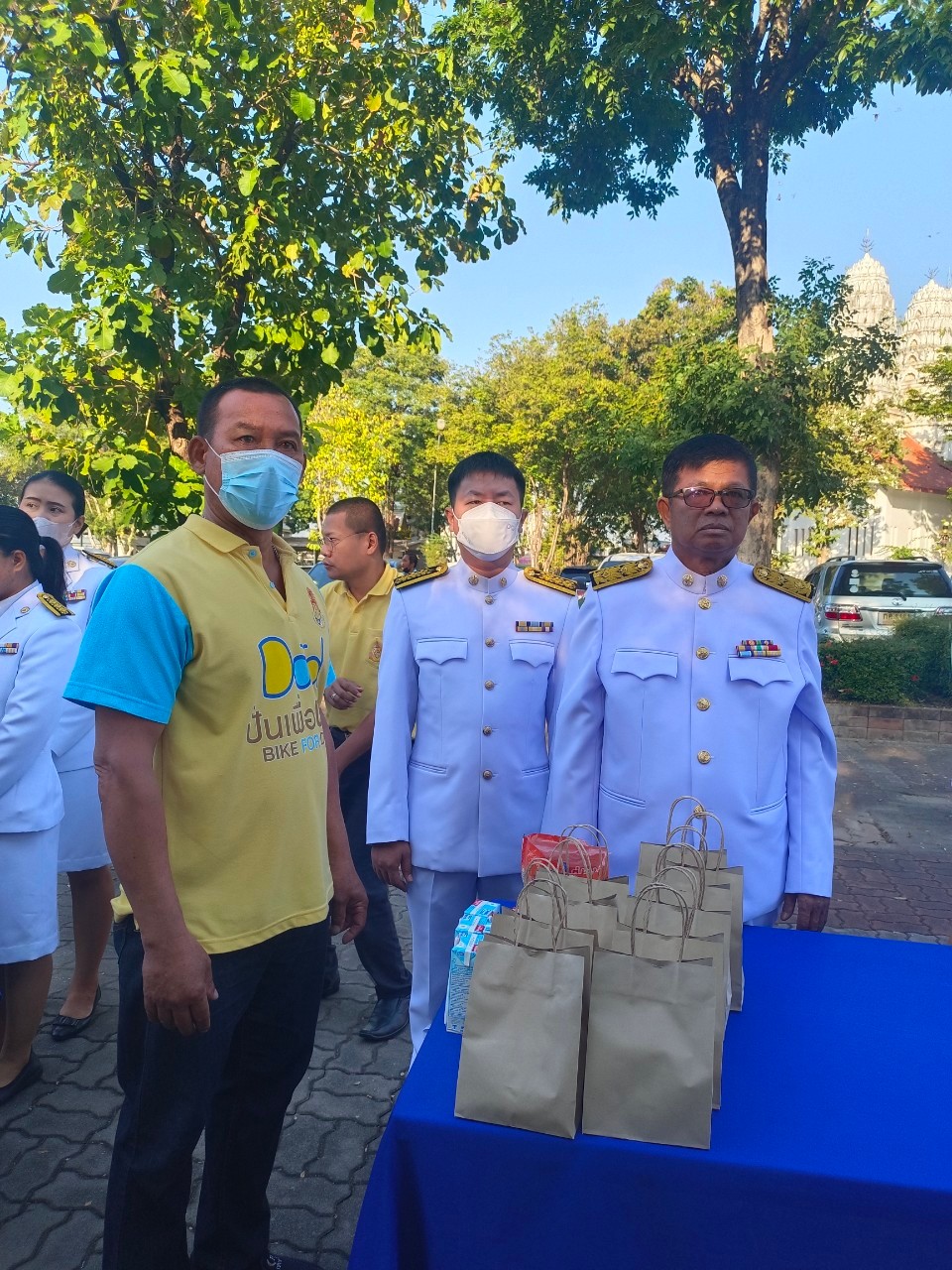 title - ร่วมพิธีเจริญพระพุทธมนต์ พิธีทำบุญตัตกบาตรถวายพระราชกุศล และพิธีวางพุ่มดอกไม้และถวายราชสดุดี เนื่องในวัน 